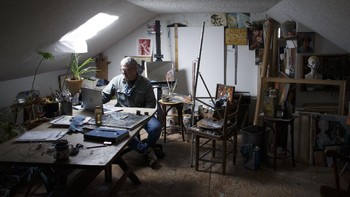 COVID-19 membuat Haag tak lagi dapat mengajar di kampusnya, maka kini ia membuka kelas dari rumah di pinggiran Pennsylvania.