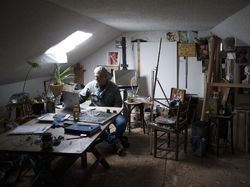 Ada Corona, Dosen Seni Lukis Ini Ajar Siswa Melukis via Laptop