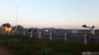 Usai mendengar laporan tersebut, Petugas langsung datang dan membubarkan mereka.