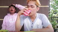 Isi video Samyang Challenge ini berakhir dengan Ferdian yang tak bisa berhenti menghabiskan minuman. Foto: YouTube Ferdian Paleka