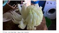 Bawang bombai ini terlihat memiliki ukuran tidak biasa. Pembelinya pun mengatakan ukuran bawang bombai ini sepert kepala bayi. Foto: Dok. BoredPanda.