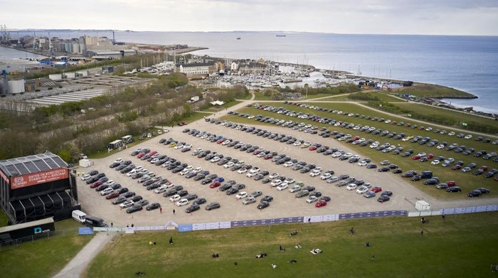 Konser lewat mobil di Denmark Danish singer and songwriter Mads Langer preforms at a sold-out drive-in concert at Tangkrogen in Aarhus, Denmark on April 24, 2020. (Photo by Mikkel Berg Pedersen / Ritzau Scanpix / AFP) / Denmark OUT