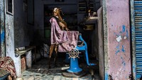 India sebenarnya sudah lama berkenalan dengan Islam. Dibawa oleh para pedagang dari Arab sejak abad ke-7 M. Salah satu faktor yang sangat mendukung perkembangan Islam di India adalah bahwa Islam tidak mengenal adanya kasta-kasta pemisah, sebagaimana yang terjadi dalam agama Hindu. Kini Islam kemudian berkembang pesat setelah akhir abad XII secara resmi berdiri Kesultanan Delhi di India.  