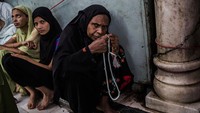 Selain itu, Qawalli, puisi doa terkenal karya sang sufi juga dibacakan sementara orang-orang yang lain melakukan tindakan penyiksaan diri. Bahkan di India juga tersebar tempat padepokan sufi yang berdiri di atas makam orang suci atau ulama sufi. Di tempat-tempat itulah puluhan ribu peziarah dari penjuru India berdatangan untuk berdoa, menyanyikan lagu-lagu spiritual, berpuisi, maupun untuk berobat.