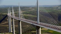 Millau Viaduct, Tran Valley, Prancis. Jembatan ini tercatat sebagai jembatan vehicular tertinggi di dunia. Jembatan ini cukup unik karena membentang di atas daratan bukan sungai atau laut. Saat dibangun jembatan ini mencetak beberapa rekor sekaligus. (Foto REMY GABALDA/AFP/Getty ImagesREMY GABALDA/AFP/Getty Images Foto: CNN)