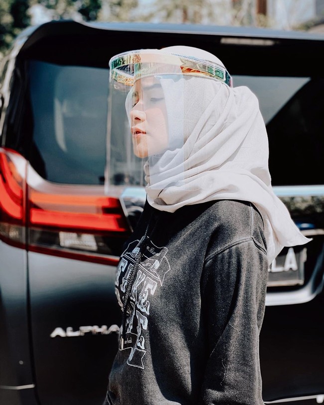 Olla Ramlan juga tak kalah gaya memakai face shield dari brand sama, Littlethoughts Planner. Ola Harika adalah orang di balik perancang face shield stylish ini. Foto: Instagram/@ollaramlanaufar