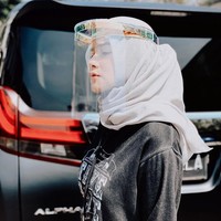 Olla Ramlan juga tak kalah gaya memakai face shield dari brand sama, Littlethoughts Planner. Ola Harika adalah orang di balik perancang face shield stylish ini. Foto: Instagram/@ollaramlanaufar