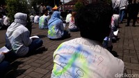 Untuk memberi efek jera, para pelajar ini dijemur di bawah terik matahari saat menunggu giliran pendataan.