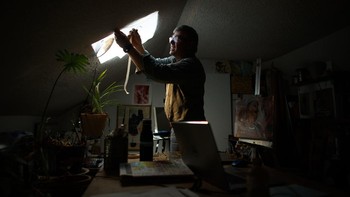 Kelas musim semi tahun ini memiliki 20 mahasiswa yang menjalani kuliah tiga kali seminggu, mereka mulai melukis dan bertatap muka melalui aplikasi Zoom.