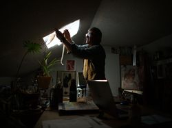 Ada Corona, Dosen Seni Lukis Ini Ajar Siswa Melukis via Laptop