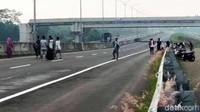 Meski begitu, masih ada truk muatan sembako, BBM, maupun kendaraan lokal (Pekalongan-Pemalang) yang melintas di sana.