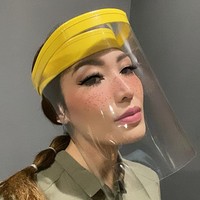 Ayu Dewi tampil dengan gaya stylish saat memakai face shield kala bekerja. Ia mengenakan face shield keluaran Littlethoughts Planner. Ada beberapa pilihan warna yang dijual toko ini seperti kuning, hitam, silver dan gold. Foto: Instagram/@mrsayudewi