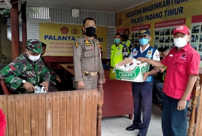 Nasi Bungkus untuk Satgas COVID-19 Personel di Pos Operasi Ketupat Singgalang 2020 Sumatera Barat dan sejumlah Polsek di Kota Padang yang jadi Pos Penjagaan Siaga COVID-19, menerima bantuan nasi bungkus untuk berbuka puasa.