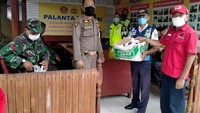 PDIP Sumbar juga telah mendistribusikan paket berbuka ke berbagai lapisan masyarakat di sejumlah kecamatan di Sumbar. Setiap kali pendistribusian, dibagikan nasi sebanyak 500 bungkus. dok. PDIP