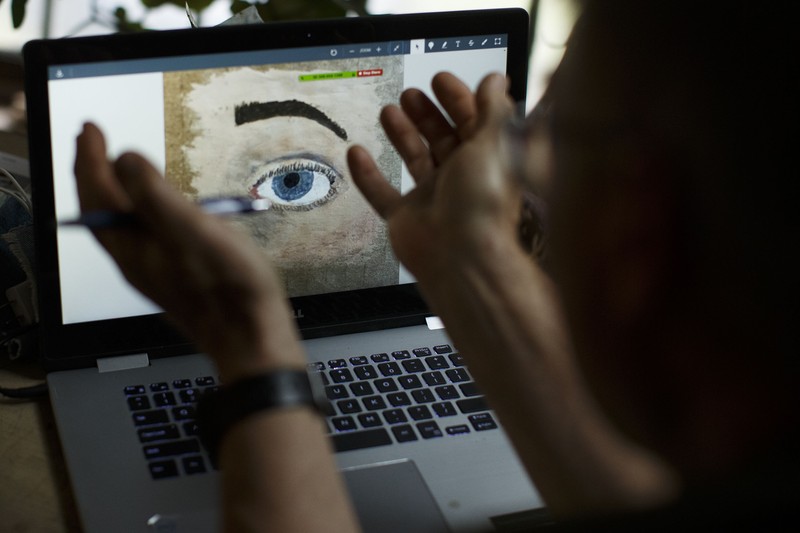 Dosen seni di Penn State York masih tetap menjalankan profesinya meski harus melalui layar laptop bagaimana caranya?