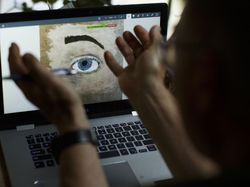 Ada Corona, Dosen Seni Lukis Ini Ajar Siswa Melukis via Laptop