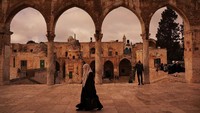 Inilah Masjid Al-Aqsa menjadi kiblat pertama umat Islam selama 17 bulan sebelum kiblat dipindahkan ke Masjidil Haram yang letaknya berseberangan dengan Dome of The Rock. Sedangkan menurut kepercayaan Yahudi, tempat yang sekarang menjadi Masjid Al-Aqsa dipercaya sebagai tempat berdirinya Bait Suci pada masa lalu. Getty Images/Spencer Platt