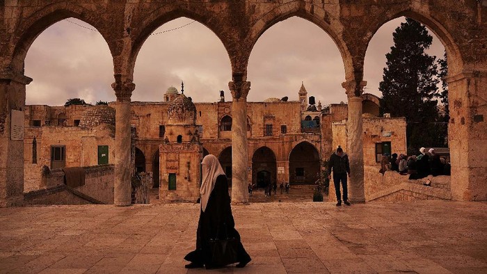Masjid Al-Aqsa, Kiblat Suci Umat Islam yang Pertama

Masjid Al-Aqsa di Palestina ditutup akibat wabah Corona. Yuk kita lihat masjid yang pernah menjadi kiblat suci umat Islam yang pertama itu.