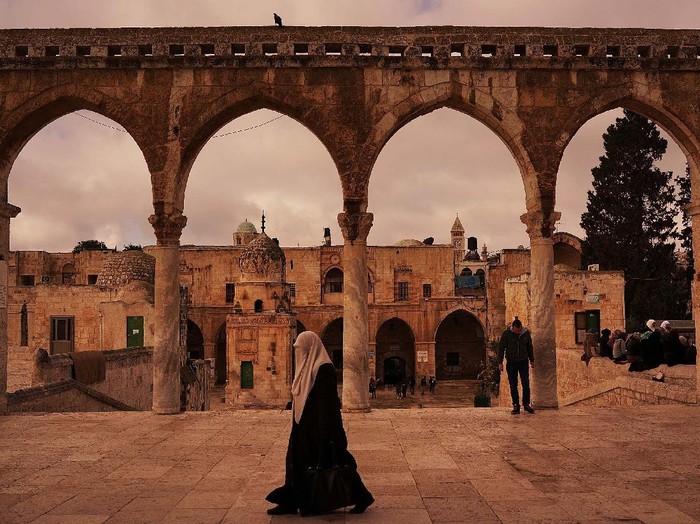 Masjid Al-Aqsa, Kiblat Suci Umat Islam yang Pertama

Masjid Al-Aqsa di Palestina ditutup akibat wabah Corona. Yuk kita lihat masjid yang pernah menjadi kiblat suci umat Islam yang pertama itu.