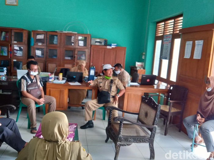 Rembug desa dan keluarga almarhumah soal isu penolakan jenazah di Balai Desa Manjungan, Klaten, Senin (4/5/2020).
