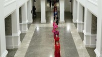 Terlihat sejumlah model memperagakan busana karya perancang Liu Lu, pada sebuah ruangan yang sepi dalam acara China Fashion Week.