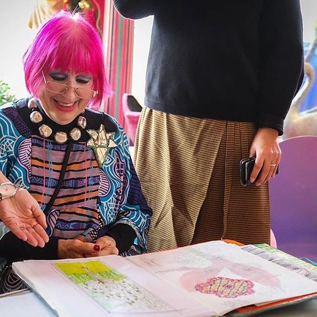 Perancang busana bernama Dame Zandra Rhodes mengungkapkan bahwa dirinya tidak pernah pergi keluar tanpa makeup di wajahnya. Demikian juga saat dia tidur di malam hari. Rhodes mengungkapkan hal tersebut melalui salah satu episode dari My Wardrobe Malfunction. Foto: Instagram @zandra_rhodes_