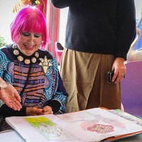 Perancang busana bernama Dame Zandra Rhodes mengungkapkan bahwa dirinya tidak pernah pergi keluar tanpa makeup di wajahnya. Demikian juga saat dia tidur di malam hari. Rhodes mengungkapkan hal tersebut melalui salah satu episode dari My Wardrobe Malfunction. Foto: Instagram @zandra_rhodes_