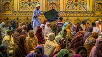 Jemaah memeriahkan festival ini dengan menyanyi dan menari. Diyakini, ini adalah tindakan pengabdian kepada orang suci serta berdoa memohon kepada yang maha kuasa.  