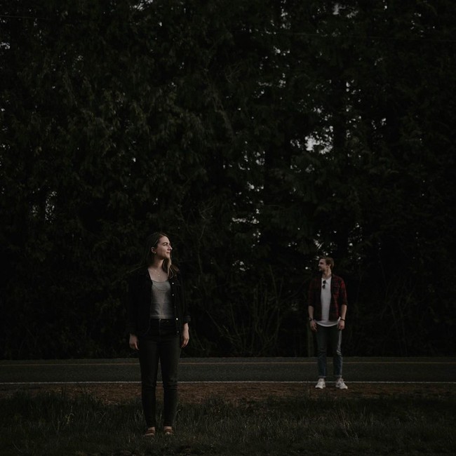 Ini pasangan LDR (long distance relationship) yang jadi viral setelah mengabadikan momen pacaran di perbatasan negara. Mereka adalah Savannah Koop yang tinggal di Abbotsford, British Columbia, Kanada, dan tunangannya Ryan Hamilton di Bellingham, Washington, AS. Foto: dok. Instagram