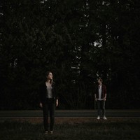 Ini pasangan LDR (long distance relationship) yang jadi viral setelah mengabadikan momen pacaran di perbatasan negara. Mereka adalah Savannah Koop yang tinggal di Abbotsford, British Columbia, Kanada, dan tunangannya Ryan Hamilton di Bellingham, Washington, AS. Foto: dok. Instagram