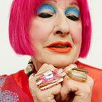 Rhodes juga mengatakan bahwa dia tidak memiliki alis. Hal itu dikarenakan pada tahun 1960, Rhodes telah mencabut seluruh bulu alisnya. Sehingga saat ini dirinya hanya memiliki alis coklat yang sangat tipis. Foto: Instagram @zandra_rhodes_