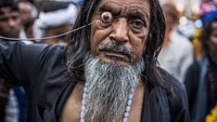 Aksi mencongkel mata ini adalah salah satu bagian dari prosesi keagamaan dalam festival tersebut. Walaupun tindakan tersebut sungguh menakutkan. Perlu diketahui salah satu sufi ternama yang memiliki banyak pengikut di seluruh pelosok India sampai ke penjuru Asia Tengah dan Selatan adalah Moinuddin Christi yang hidup pada abad ke-13 di Rajashtan.