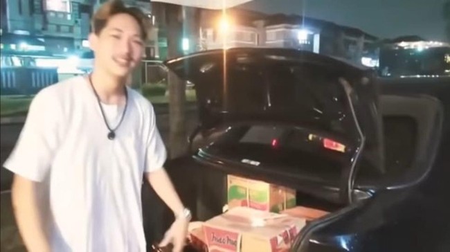 Viral Prank Makanan Sampah Ferdian Paleka , Ini 5 Aksi Prank Kontroversi Lainnya