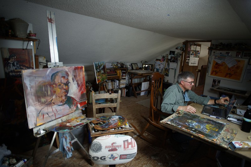 Dosen seni di Penn State York masih tetap menjalankan profesinya meski harus melalui layar laptop bagaimana caranya?