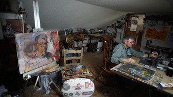 Haag juga mulai merindukan kelasnya yang besar dan luas, dengan kedinamisan dan kegiatan belajar dengan interaksi face to face langsung daripada memandangi layar laptop. 