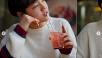 Aktor kelahiran tahun 2006 ini sekarang sudah beranjak remaja. Ini gayanya saat lagi santai minum di kafe. Pakai sweater, tampannya Jin Seo makin terpancar ya? Foto: Instagram