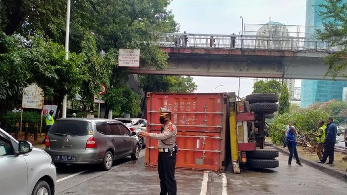 Truk  terguling di Jalan S Parman