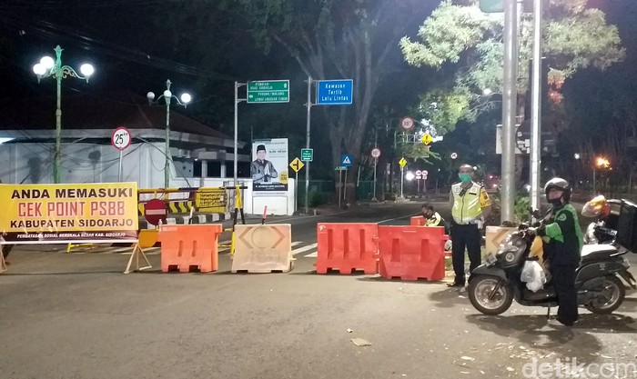 Potret Jam Malam PSBB Sidoarjo Rasa Lockdown Memasuki hari kelima dan keenam penerapan PSBB di Sidoarjo, petugas memblokade total akses jalan di Waru pada malam hari. Suasana lengang bak lockdown sangat terasa.