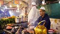 Souk (pasar) tradisional yang berada di kawasan Djema el-Fna, Marrakech ini juga tidak boleh dilewatkan. Orang-orang bisa membeli hampir semua hal, dari berbagai macam makanan sampai Jallaba atau pakaian khas Maroko.