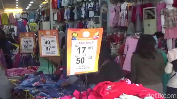jelang psbb warga sukabumi padatti pusat perbelanjaan