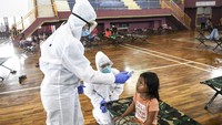 Para tunawisma dicek suhu badannya oleh para tenaga medis. 