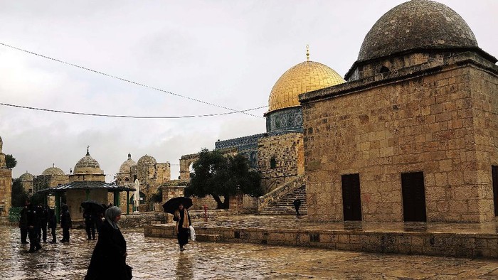 Masjid Al-Aqsa, Kiblat Suci Umat Islam yang Pertama

Masjid Al-Aqsa di Palestina ditutup akibat wabah Corona. Yuk kita lihat masjid yang pernah menjadi kiblat suci umat Islam yang pertama itu.