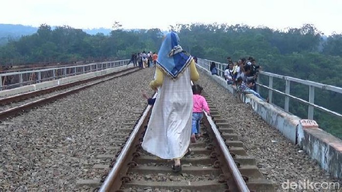 Nabuburit di atas rel kereta api