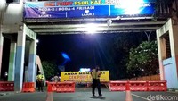 Pemberlakuan jam malam itu mulai pukul 21.00 sampai 04.00 WIB. Pemblokiran jalan itu dimaksudkan untuk memberi efek jera kepada masyarakat. Ia berharap masyarakat timbul kesadaran untuk mematuhi PSBB terutama jam malam. 