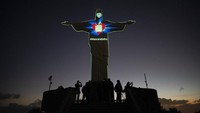 Setelah sebelumnya bermandikan cahaya bergambar dukungan untuk para tenaga medis dan berbagai bendera dunia, kini Patung Yesus tampil beda.