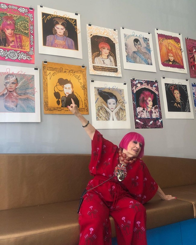 Selain tidur dengan makeup, untuk menjaga kondisi rambutnya, Rhodes juga mengaku menggunakan topi plastik saat tidur. Setelah bangun dirinya barulah melepas topi tersebut dan jika dirinya melihat ada warna rambut yang tidak diinginkannya muncul, maka dia segera memperbaikinya agar penampilan rambutnya tetap maksimal.Foto: Instagram @zandra_rhodes_