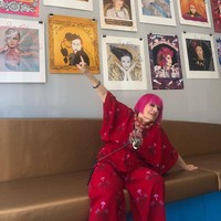 Selain tidur dengan makeup, untuk menjaga kondisi rambutnya, Rhodes juga mengaku menggunakan topi plastik saat tidur. Setelah bangun dirinya barulah melepas topi tersebut dan jika dirinya melihat ada warna rambut yang tidak diinginkannya muncul, maka dia segera memperbaikinya agar penampilan rambutnya tetap maksimal.Foto: Instagram @zandra_rhodes_