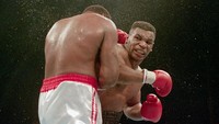 Selanjutnya adalah seorang petinju beragama Islam juga yaitu Mike Tyson. Pria kelahiran 1966 di Kota New York ini merupakan petinju yang memiliki karir cemerlang. Mike Tyson menjadi muallaf pada tahun 1992. Getty Images.