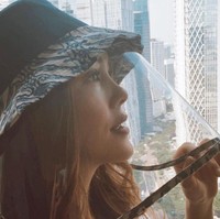 Cathy Sharon mengenakan topi yang dilengkapi face shield. Produk yang disebut topi Corona ini bermotif batik dan merupakan keluaran dari brand lokal Alleira. Foto: Instagram/@cathysharon