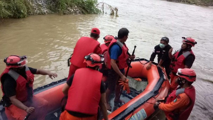 Petugas mencari warga Poso hanyut di sungai saat menyeberang untuk perbiki pipa.